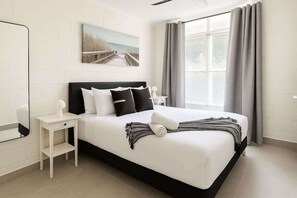 1 bedroom, iron/ironing board, WiFi, bed sheets - Quiet River 1BR Hideaway (Surfers Paradise)