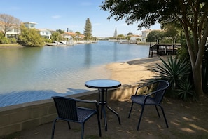 Outdoor dining - Quiet River 1BR Hideaway (Surfers Paradise)