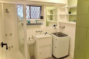 Shower, hair dryer, shampoo - Quiet River 1BR Hideaway (Surfers Paradise)
