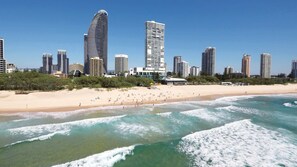 Beach - 2BR Ocean View Apt Heated Pool Spa (Broadbeach)