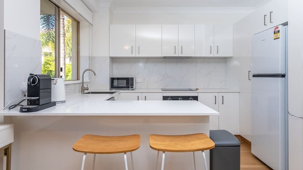 Réfrigérateur, four à micro-ondes, un four, surface de cuisson