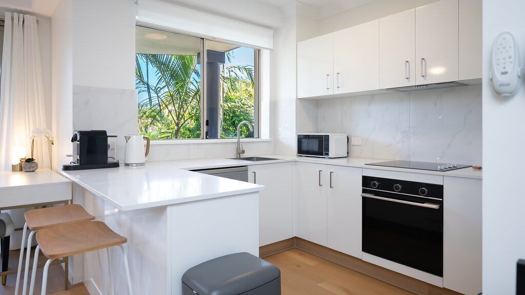 Coffee/tea maker, fridge, microwave, oven