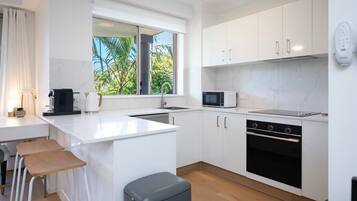 Coffee/tea maker, fridge, microwave, oven