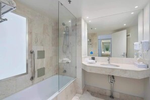 Shower, hair dryer, towels, shampoo - Ocean view L9 1BR Studio (Surfers Paradise)