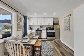 Fridge, microwave, stovetop, dishwasher