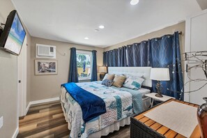Escritorio, tabla de planchar con plancha, wifi y ropa de cama 