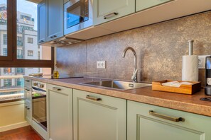 Kühlschrank, Mikrowelle, Ofen, Herdplatte