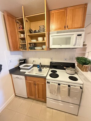 Private kitchen - Charming 3-bedroom with AC & W/D in Sausalito (Sausalito)