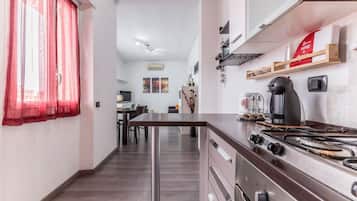 Frigorifero, forno, piano cottura, macchina per tè/caffè
