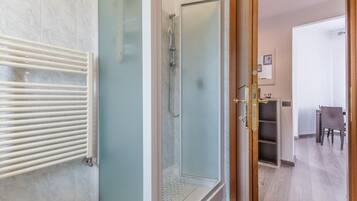 Doccia, asciugacapelli, bidet, asciugamani