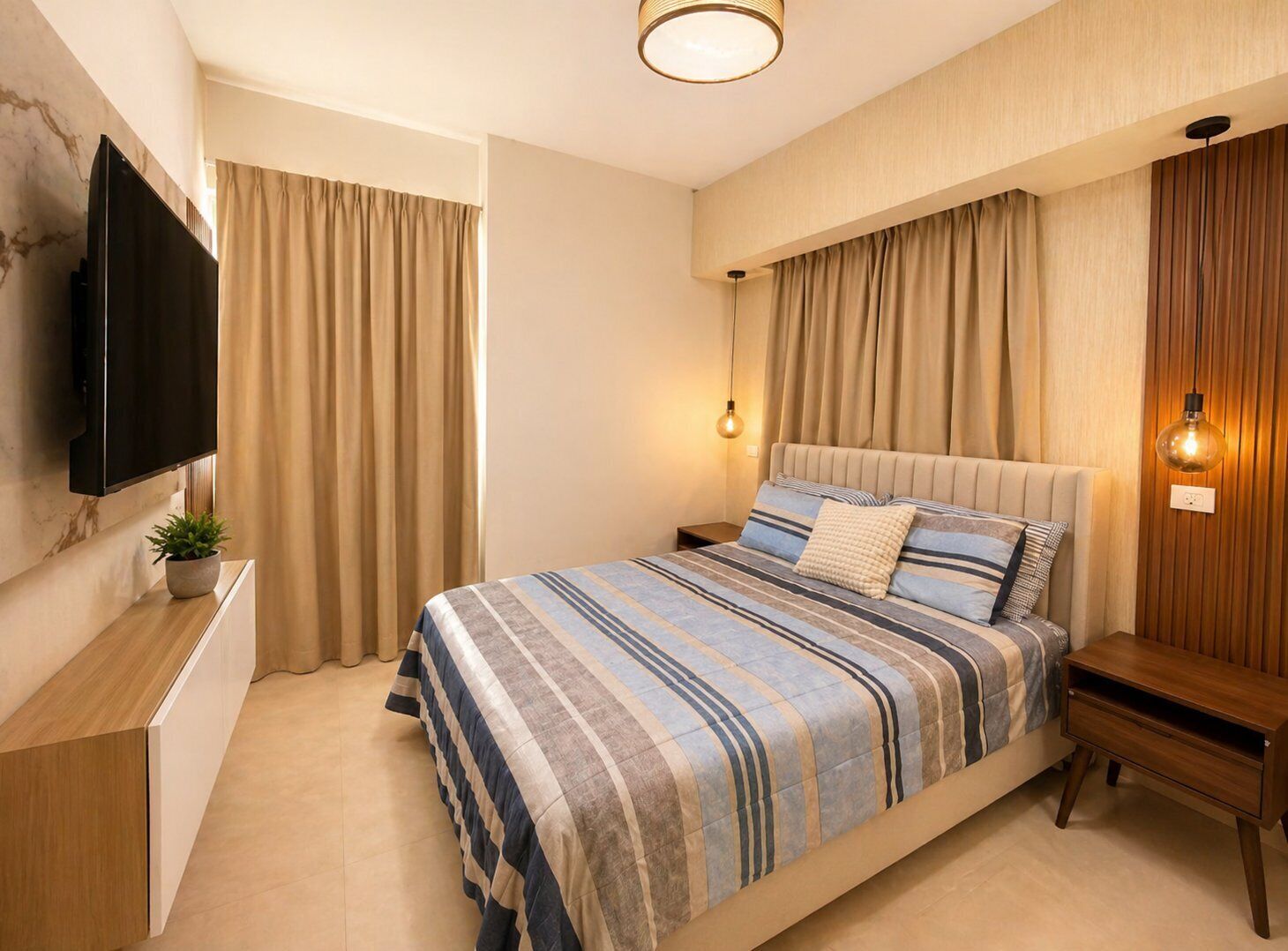 Quarto moderno com cama, cortinas, televisão, abajur e uma pequena planta.