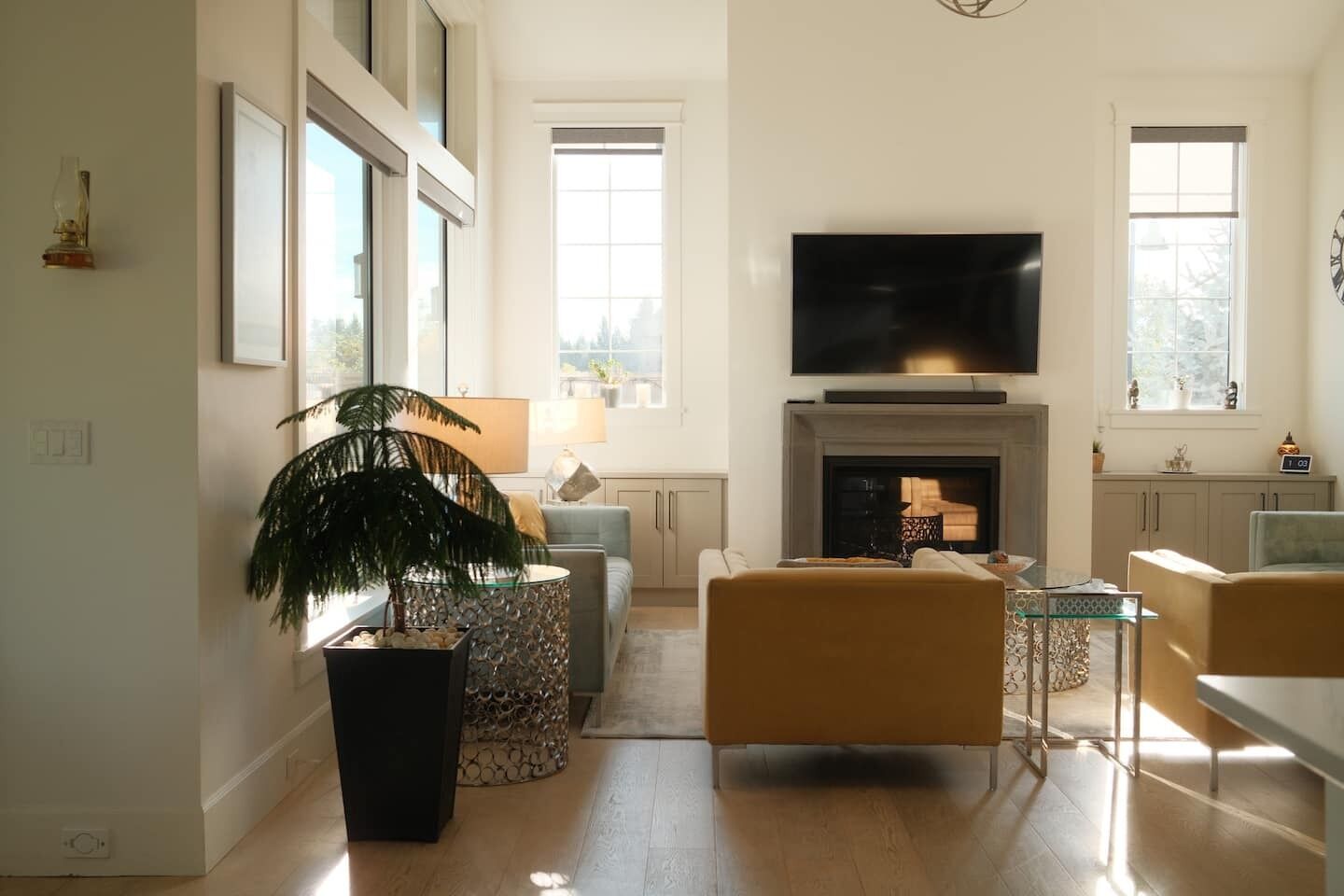 Una Smart TV, una chimenea, un reproductor estéreo