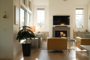 Smart TV, chimenea, estéreo