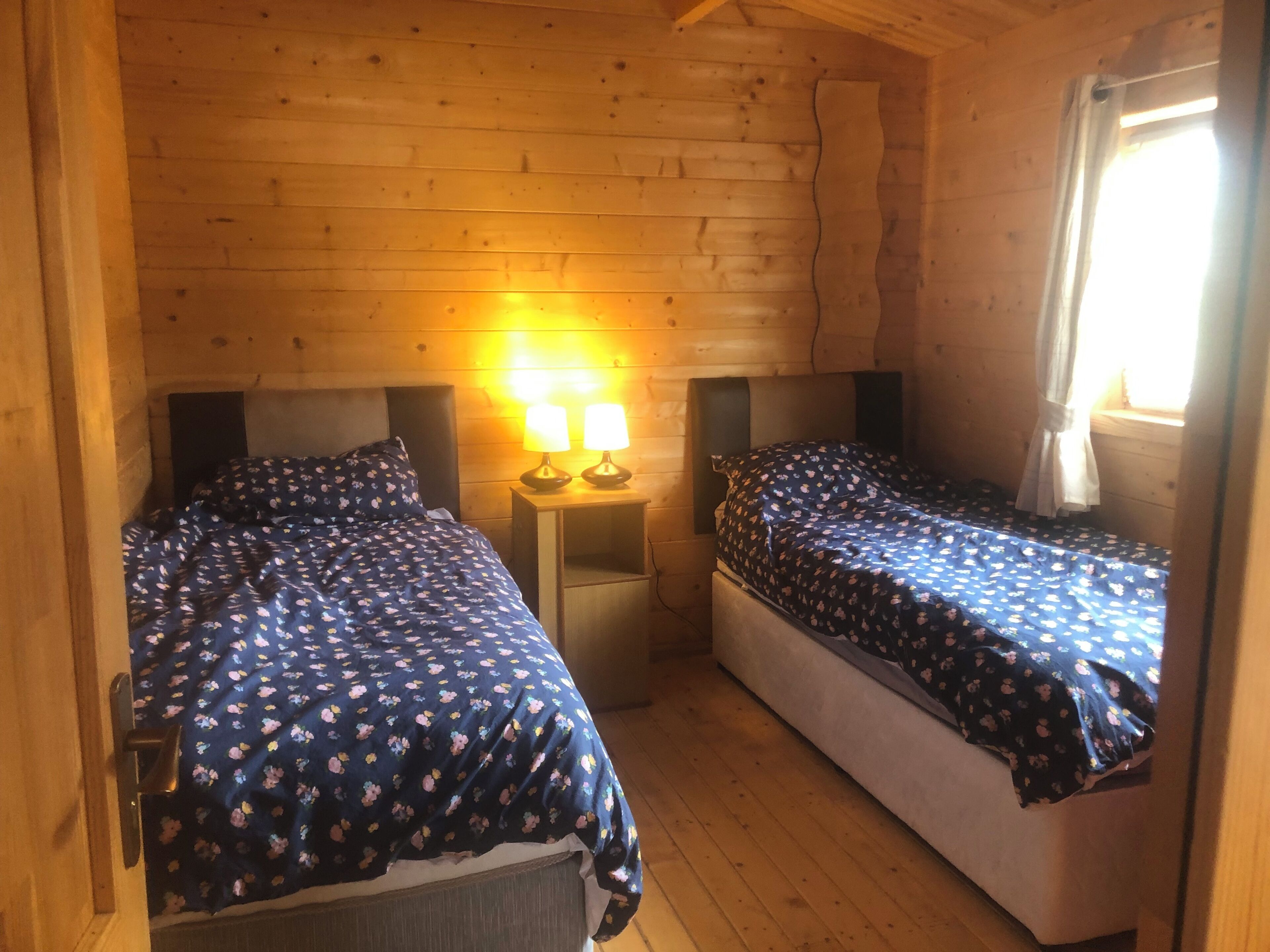 2 bedrooms, iron/ironing board, internet