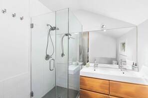 Dusche, Haartrockner, Handtücher, Seife
