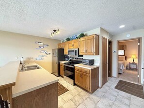 Fridge, microwave, oven, stovetop - LOTO fun at 21 – Lakeview Condo (Osage Beach)