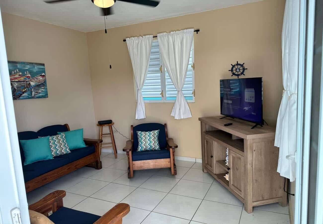 Departamento, patio | Área de sala de estar | Televisión de pantalla plana de 32 pulgadas con canales por cable 
