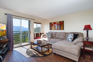 TV, fireplace, DVD player - Ski View LookOut: EPIC VIEWS! Community Amenities! (Gatlinburg)