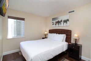 2 bedrooms, WiFi, bed sheets - Ski View LookOut: EPIC VIEWS! Community Amenities! (Gatlinburg)