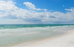 A beach with clear skies and waves. - Seabreezy (Santa Rosa Beach)