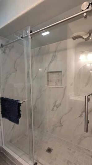 Shower, hair dryer - Beach View Retreat with Rooftop Deck, Walk to Sand (Galveston)