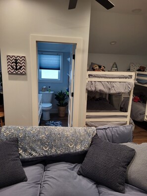 3 bedrooms, iron/ironing board, internet, bed sheets