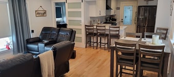 Charming 3-bedroom cottage in adorable Marine City with AC and River Views