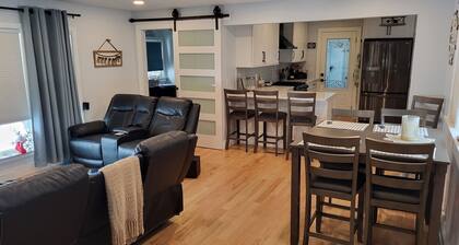 Charming 3-bedroom cottage in adorable Marine City with AC and River Views