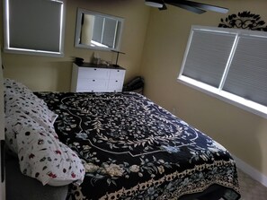 3 bedrooms, iron/ironing board, internet, bed sheets