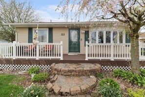 Terrace/patio - Family Friendly Home Near Cedar Point & Downtown (Sandusky)