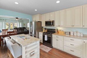 Fridge, microwave, oven, stovetop - Family Friendly Home Near Cedar Point & Downtown (Sandusky)