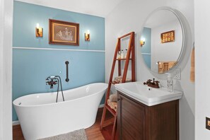 Bathroom - Family Friendly Home Near Cedar Point & Downtown (Sandusky)