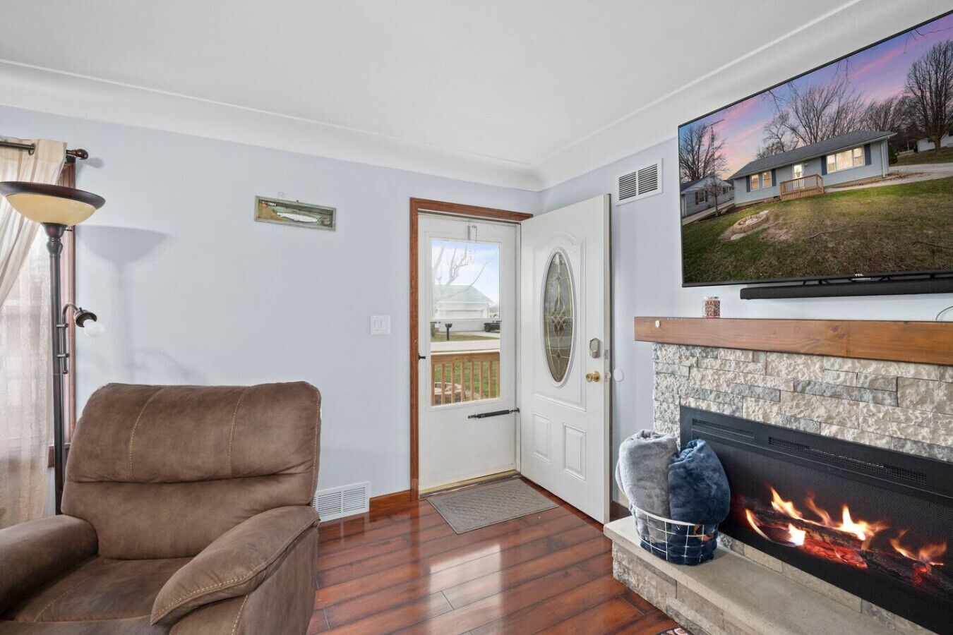 TV, fireplace