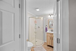 Bathroom - Cozy Port Clinton Getaway w/ Hot Tub (Port Clinton)
