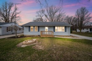 Exterior - Cozy Port Clinton Getaway w/ Hot Tub (Port Clinton)