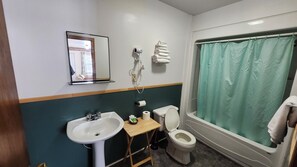 Haartrockner, Handtücher, Toilettenpapier