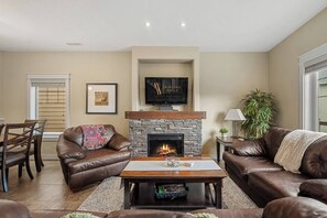 TV, fireplace, stereo