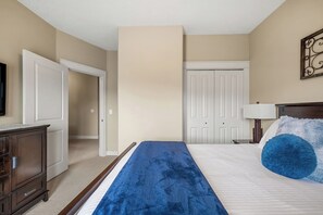 3 bedrooms, desk, WiFi, bed sheets