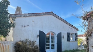 A white building with a dark door and arched windows, labeled 'La Quemotte.' - Family house at the foot of the dune 3 min between beach and market🤩🚲⛱️ (La Couarde-sur-Mer)