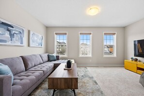 TV, fireplace - Merlot | AC | Crib | Fenced Yard | Pets Ok (Calgary)