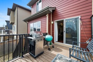 Terrace/patio - Merlot | AC | Crib | Fenced Yard | Pets Ok (Calgary)