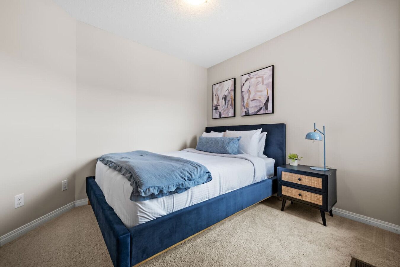 3 bedrooms, desk, WiFi, bed sheets