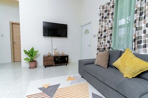 Living area - Enjoyable 2-bedroom house with AC in both bedrooms charming Montego Bay (Montego Bay)