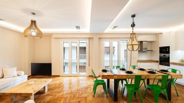 A modern apartment with a dining area, kitchen, and living room. - MZ Kolonaki (Athens)