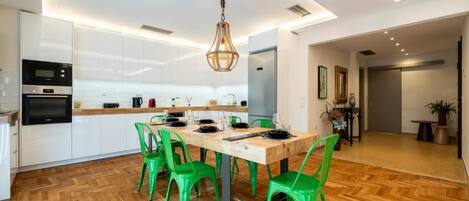 ลักซ์ชัวรี่อพาร์ทเมนท์, วิวเมือง | ร้านอาหาร