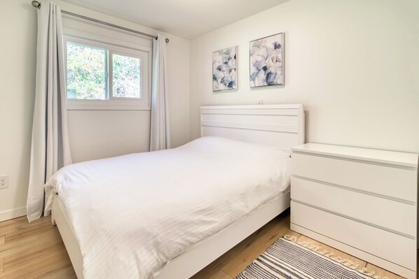 5 bedrooms, WiFi, bed sheets