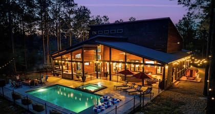 Golf Simulator, Pool, Hot Tub, Sauna, Gym, Playground, Theater- Sleeps up to 30
