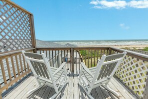 Property grounds - Surfside Beach Getaway: Authentic Beachfront Experience (Surfside Beach)