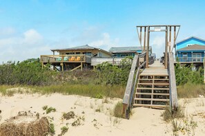 Exterior - Surfside Beach Getaway: Authentic Beachfront Experience (Surfside Beach)