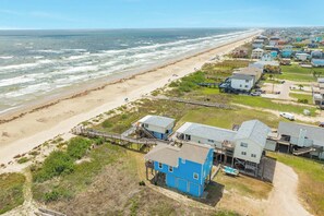 On the beach - Surfside Beach Getaway: Authentic Beachfront Experience (Surfside Beach)